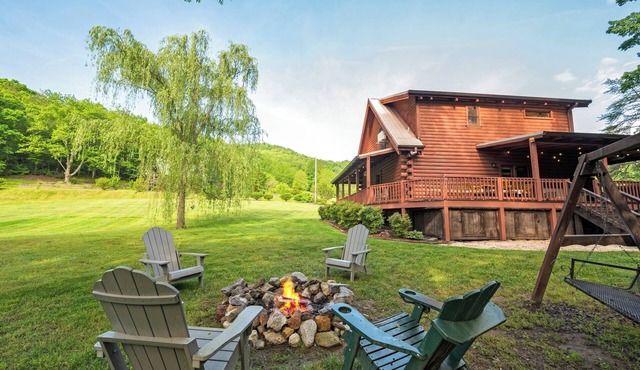 Creekside Log Cabin with Hot Tub in Smoky Mountain. Easy access no steep hill.