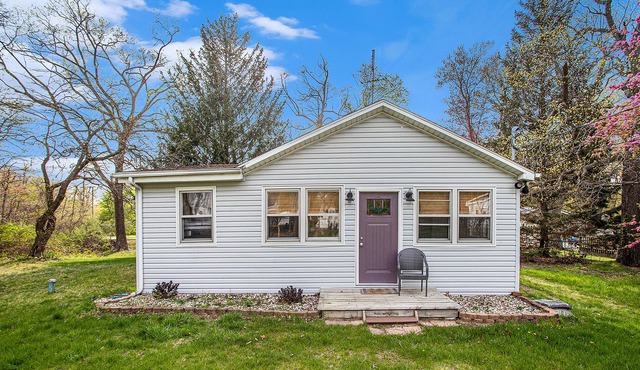 Dog-friendly cottage with a large yard, firepit, grill, & wood-burning fireplace in Coloma