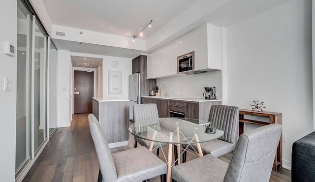 Downtown 2BR Gem with Balcony and Skyline Views in Ottawa