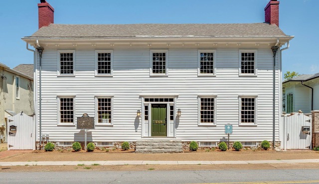 Downtown Huntsville Gem, 2BR Walk to the Square! in Huntsville