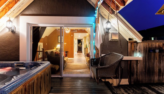 Downtown Oasis: Spacious 4BR Executive Loft with Rooftop Hot Tub in Cornwall