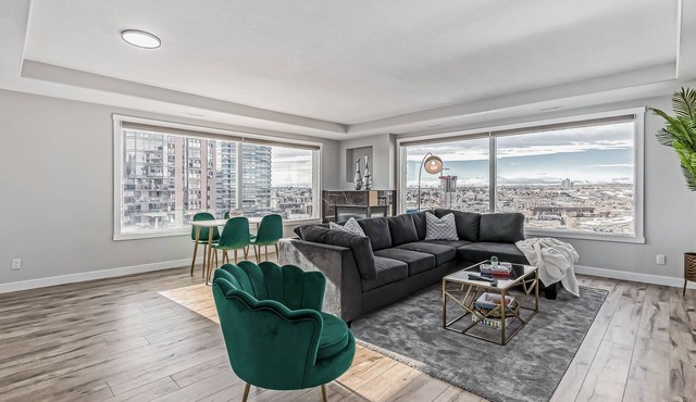 Downtown Sub Penthouse W City Views in Calgary