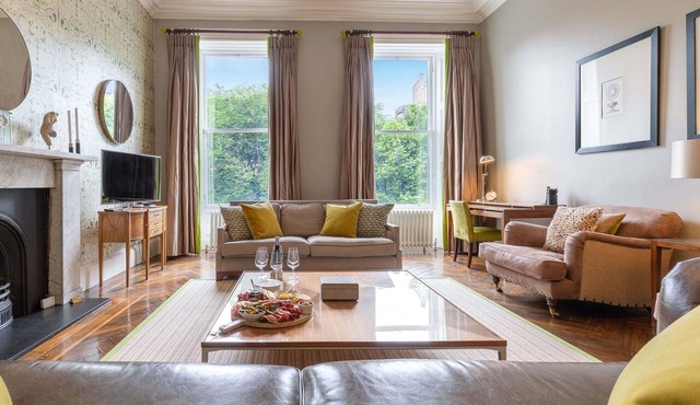 Dramatic view of Edinburgh Castle, Luxury 5 star in the City Centre, Princes Street Gardens