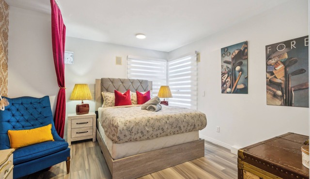 DT 5BR House | 2 Suites, 7 Bed+Sofa Bed, Sleeps 15 in Calgary