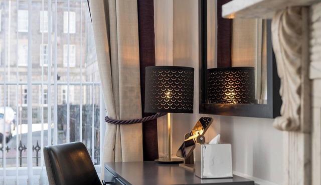Elegant historic Edinburgh apartment with space for ten in a prime city location