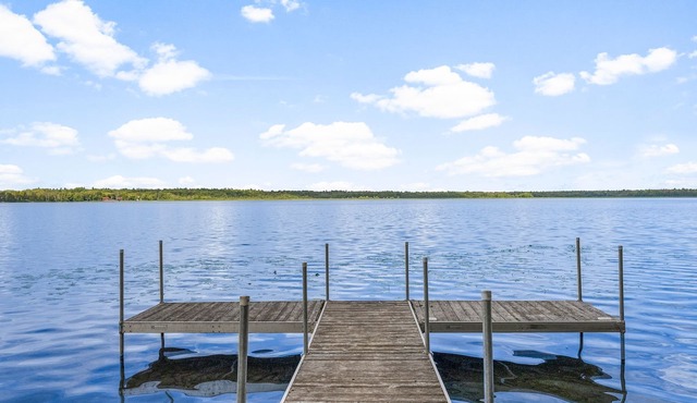 Escape to Four Seasons at Calabogie, a cozy chalet that welcomes you year-round! in Calabogie