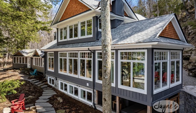 Exceptional 7 bed 5 bath cottage on Lake of Bays with captivating sunset views in Dwight