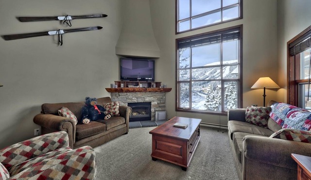 Exceptional multi level 3 bedroom + den townhouse, close to Morrisey lift in Sun Peaks