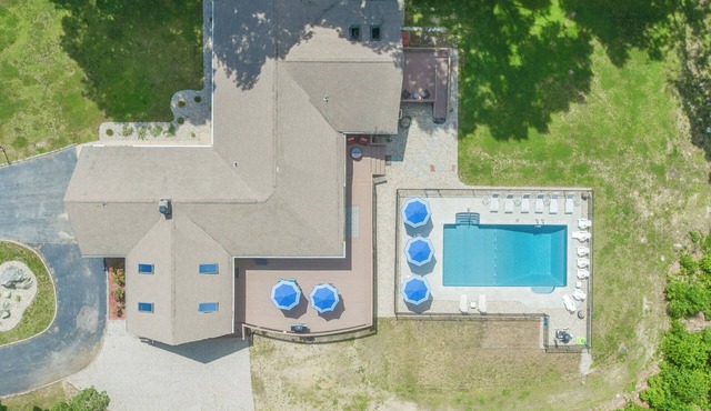 Expansive Beautiful Ranch with Pool and hot tub. Close to Beach Sleeps 20+ in Waterford