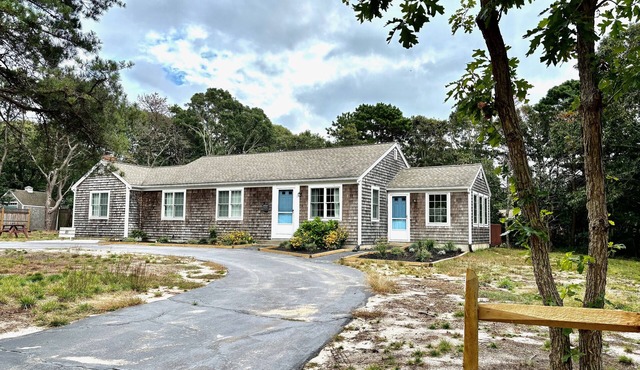 Experience Cape Cod Beaches: Charming 4-bedroom just a 10min stroll to the beach in Eastham