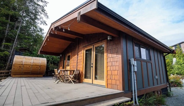 Explorer's Retreat Sauna & Bunkhouse & Fire pit in Port Renfrew