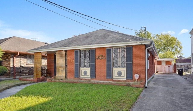 Fairgrounds Headquarters- Off Street Parking & Fenced Yard Perfect for Jazzfest! in New Orleans