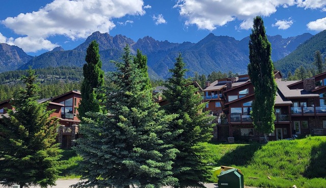 Fairmont Hot Springs Get-A-Way - Escape with Ease in Fairmont Hot Springs