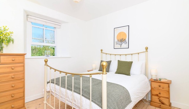 Family Friendly Apartment above Praa Sands Beach, Dog Friendly, Garden & Parking in Penzance