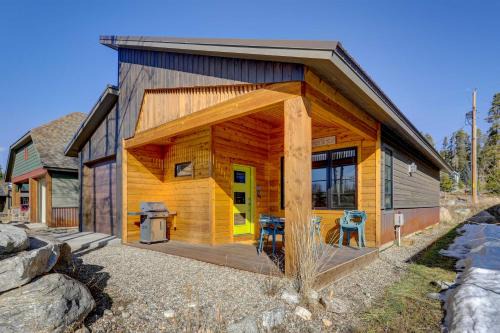 Fireplace & Deck: Modern Cabin in Grand Lake! in Grand Lake