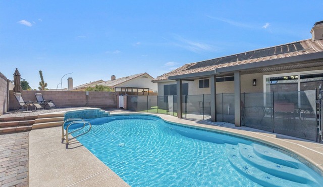 Fully Equipped - 3 Bedroom Vacation Retreat With Pool in North Las Vegas