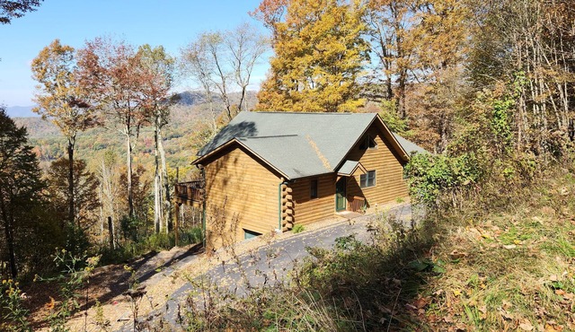 Get-Away Mountain Cabin. Hot Tub, Sunset Mtn. Views, Game Room, Near Asheville in Mars Hill