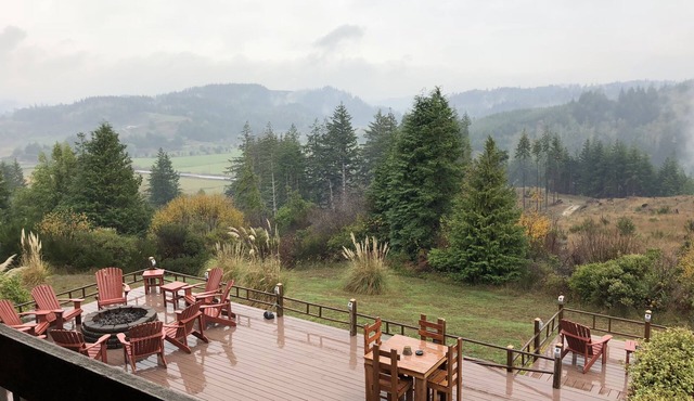 Golfer's Heaven Lodge: Deck, Mtn Views & Putting Green, 8 Min to Bandon Dunes in Bandon