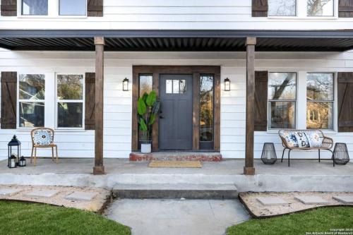 Gorgeous 6BR Sleeps 18 w Hot Tub in San Antonio
