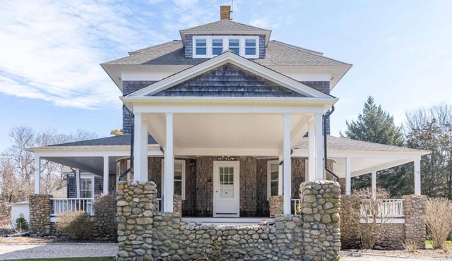 Gorgeous Spacious Victorian Cape Cod Beach View Retreat in Falmouth