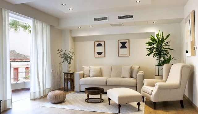 Gracious-With Balcony 2Bd/3Ba Apt in Ideal Location in Athens