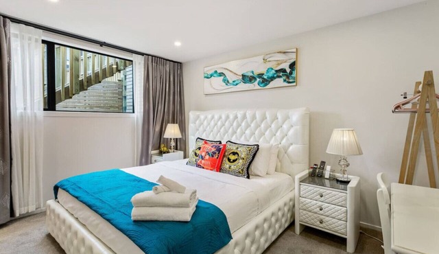 Grand Retreat with spa pool and parking in Auckland North Shore