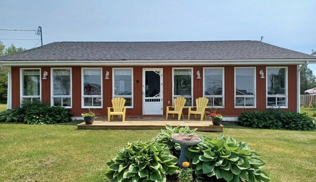 Grandview Beach Cottage, 3 brm , 2 baths, 10Km from S'side, Kayaks.