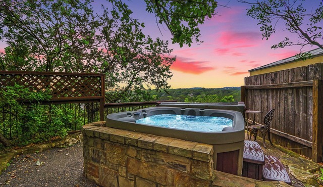 Guesthouse less than a mile from Gruene Hall! Sleeps up to 4! Private Hot Tub in New Braunfels