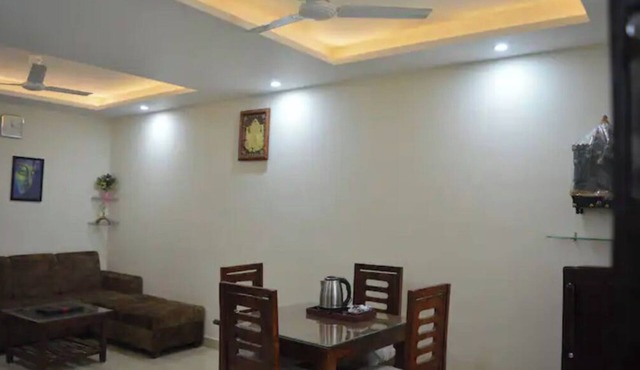 Homlee -Jumbo Lux Flat w kitchen, parking & hills