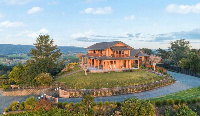 Hunua Heights Retreat with Great Views, Deck & BBQ in South Auckland