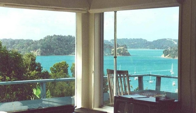 Iconic New Zealand beach cottage with elevated harbour and bush views. in Mahurangi West