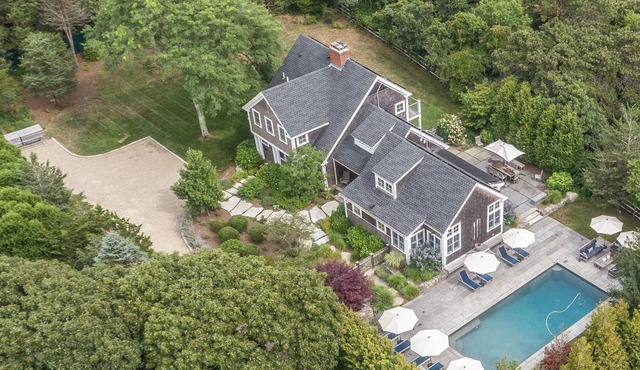 Katama Luxury - 5+ BR home w/Heated Pool near the Field Club in Edgartown