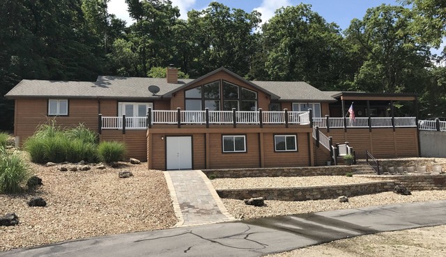 L@k! Lakefront/Golf Course HOME Private, Upscale Sleeps 1-10 in Camdenton