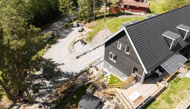 Lake retreat for 11 - enjoy jacuzzi & nature in Stockholms län