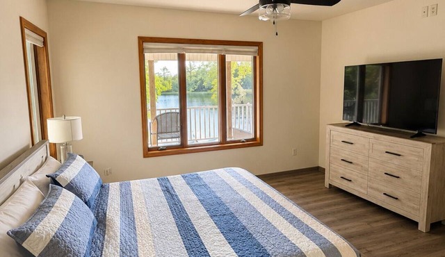 Lake Wazeecha Getaway - Spacious 4 BD/3BA Vacation Home with RARE LAKE FRONTAGE in Wisconsin Rapids