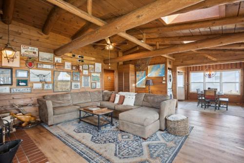 Lakefront Log Cabin - Kayaks & Outdoor Fireplace in Little Suamico