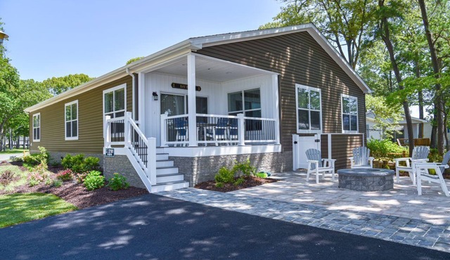Large home-marina, beach, pools in Long Neck