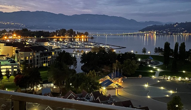 LAST MINUTE DISCOUNT - Downtown Lakefront Luxury. Views! Pools & hot tubs. in Kelowna