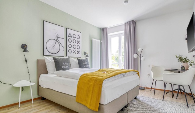 limehome Garching | Suite S + balcony in Garching bei München
