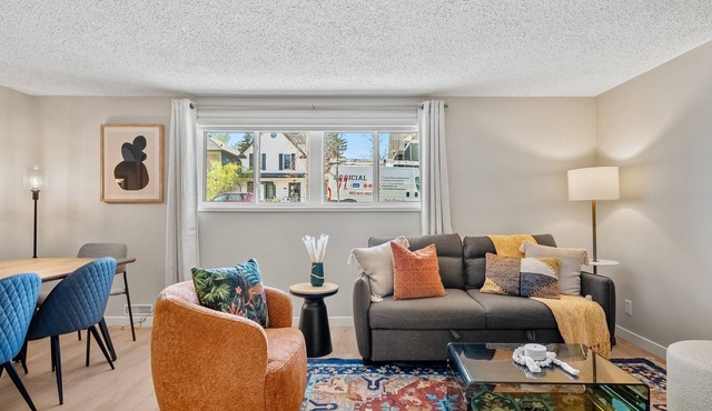 Lower Level Gem! 2 King Beds, Dining, Wifi, in Calgary