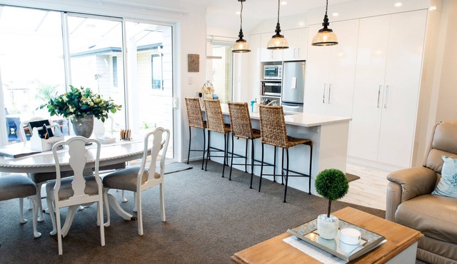 Luxurious SeaView Retreat, breakfast for a few days inc