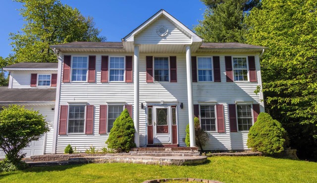 Luxurious Villa in Pocono near Ski Slopes & Camelback with Game room & Hot tub