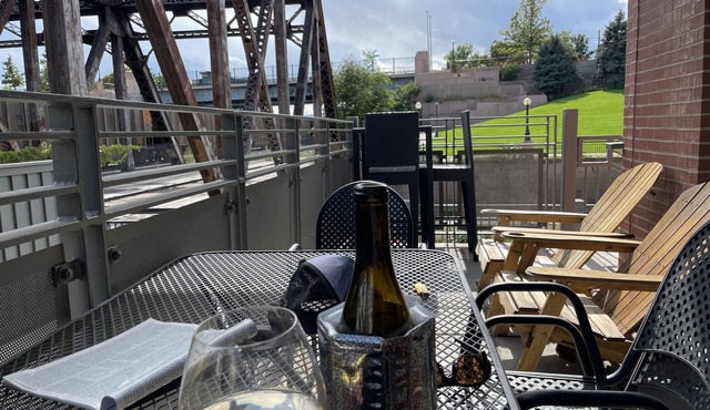 Luxury 2-Bed Riverfront Lodo. Great location, large Deck, 77" TV. On the Creek. in Denver