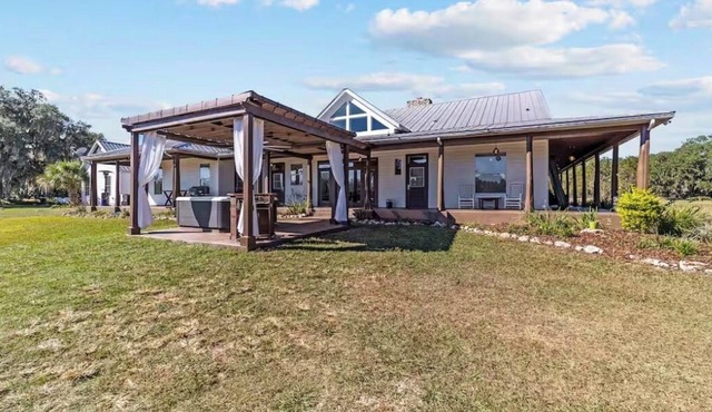 Luxury 25-Acre Ranch Estate Sleeps 16 Hot Tub Sauna Private Retreat near WAC in Reddick