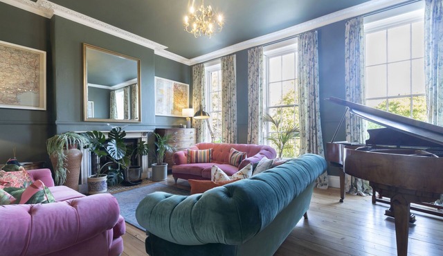Luxury 4-Bed Regency Townhouse Overlooking Montpel