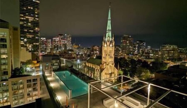 Luxury Condo Great Location + Gym + Pool + Sauna in Toronto