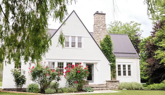 Luxury Farmhouse in Niagara-On-The-Lake: Waterfront & Vineyard Views