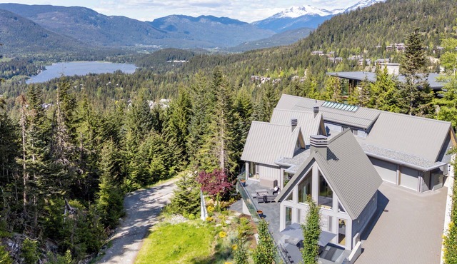 Luxury Ski-In/Ski-Out 6 BR/Hot Tub/Sauna/Gym/Private Gondola ❄︎Aurora Estate Kadenwood❄︎ in Whistler