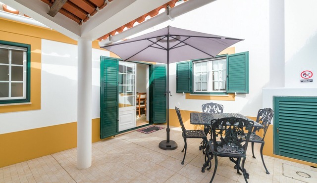 Malibu Guest House Holiday Home with Private Terrace, Wi-Fi, and Air Conditioning in Vila Nova de Milfontes