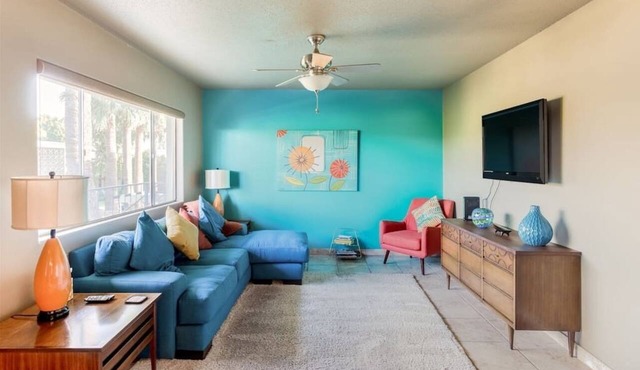 Mid century modern condo near Old Town, pool & BBQ in Scottsdale